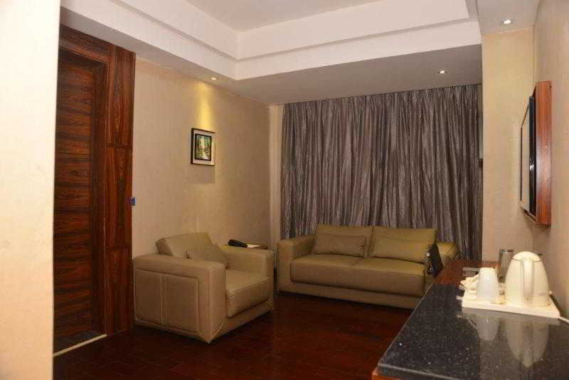 Golden Tulip Essential Lagos Airport Hotel Bagian luar foto