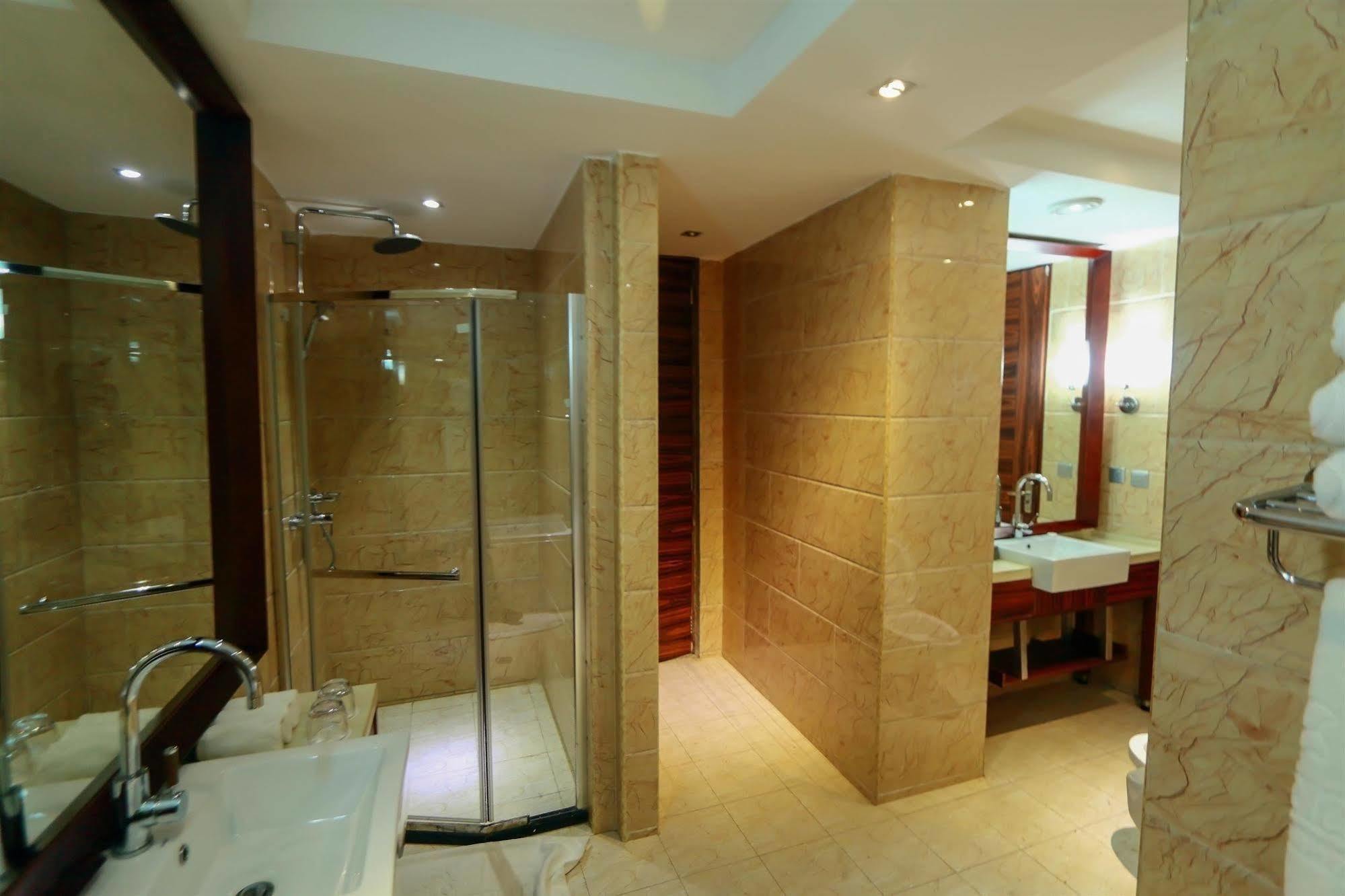 Golden Tulip Essential Lagos Airport Hotel Bagian luar foto