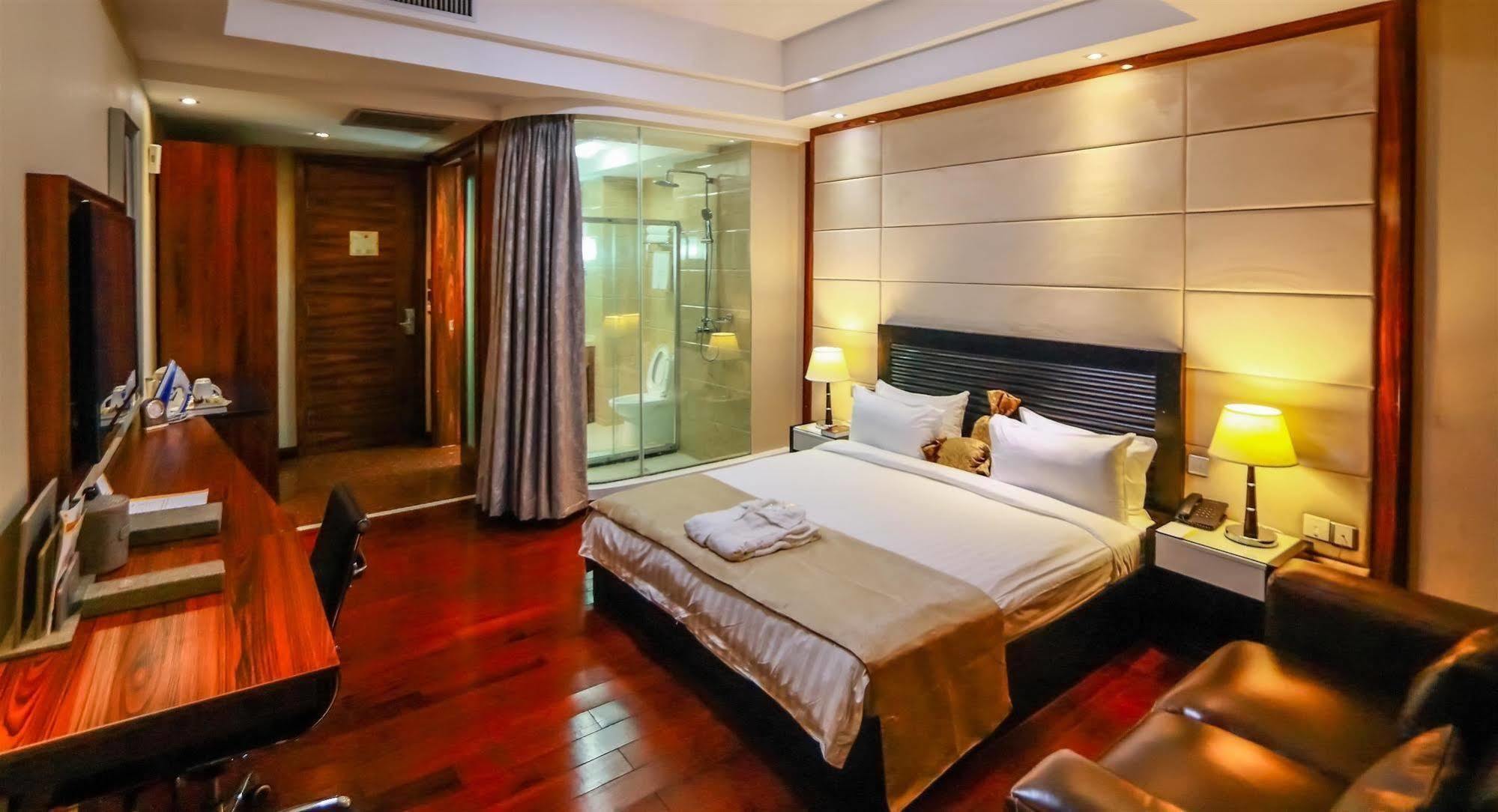 Golden Tulip Essential Lagos Airport Hotel Bagian luar foto