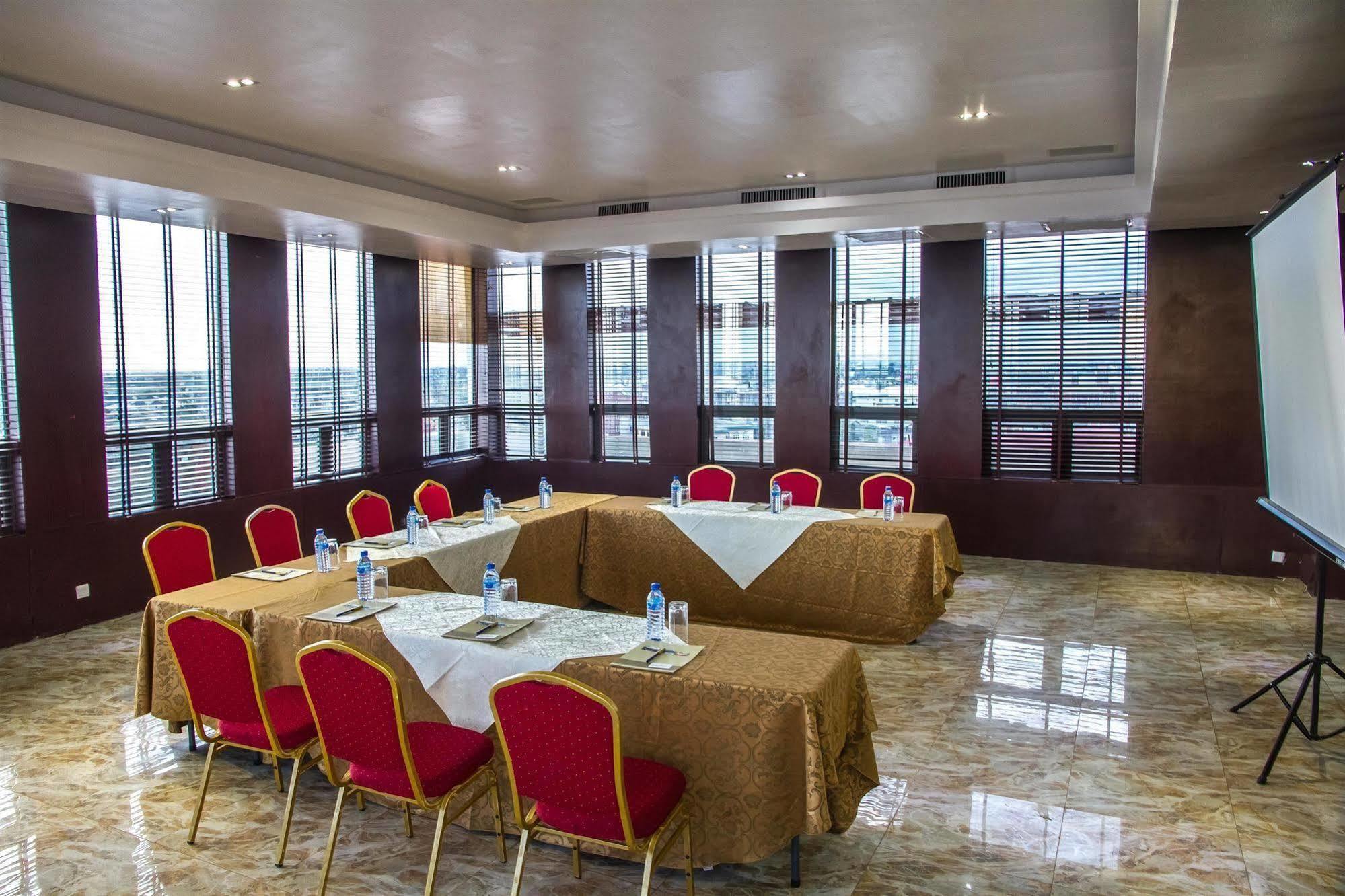 Golden Tulip Essential Lagos Airport Hotel Bagian luar foto