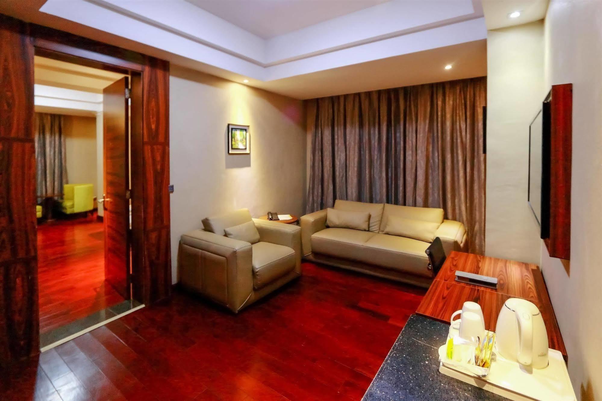Golden Tulip Essential Lagos Airport Hotel Bagian luar foto