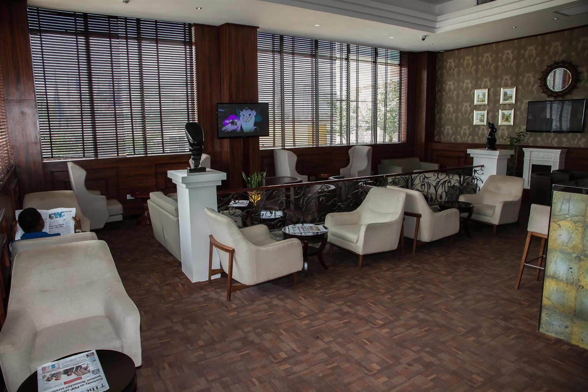 Golden Tulip Essential Lagos Airport Hotel Bagian luar foto