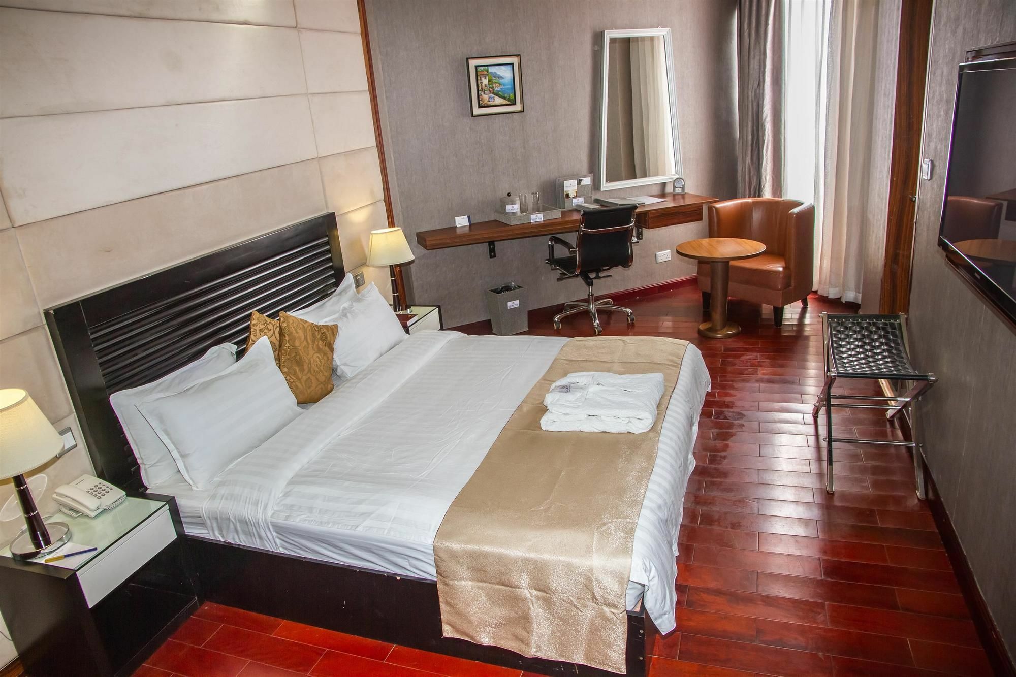 Golden Tulip Essential Lagos Airport Hotel Bagian luar foto