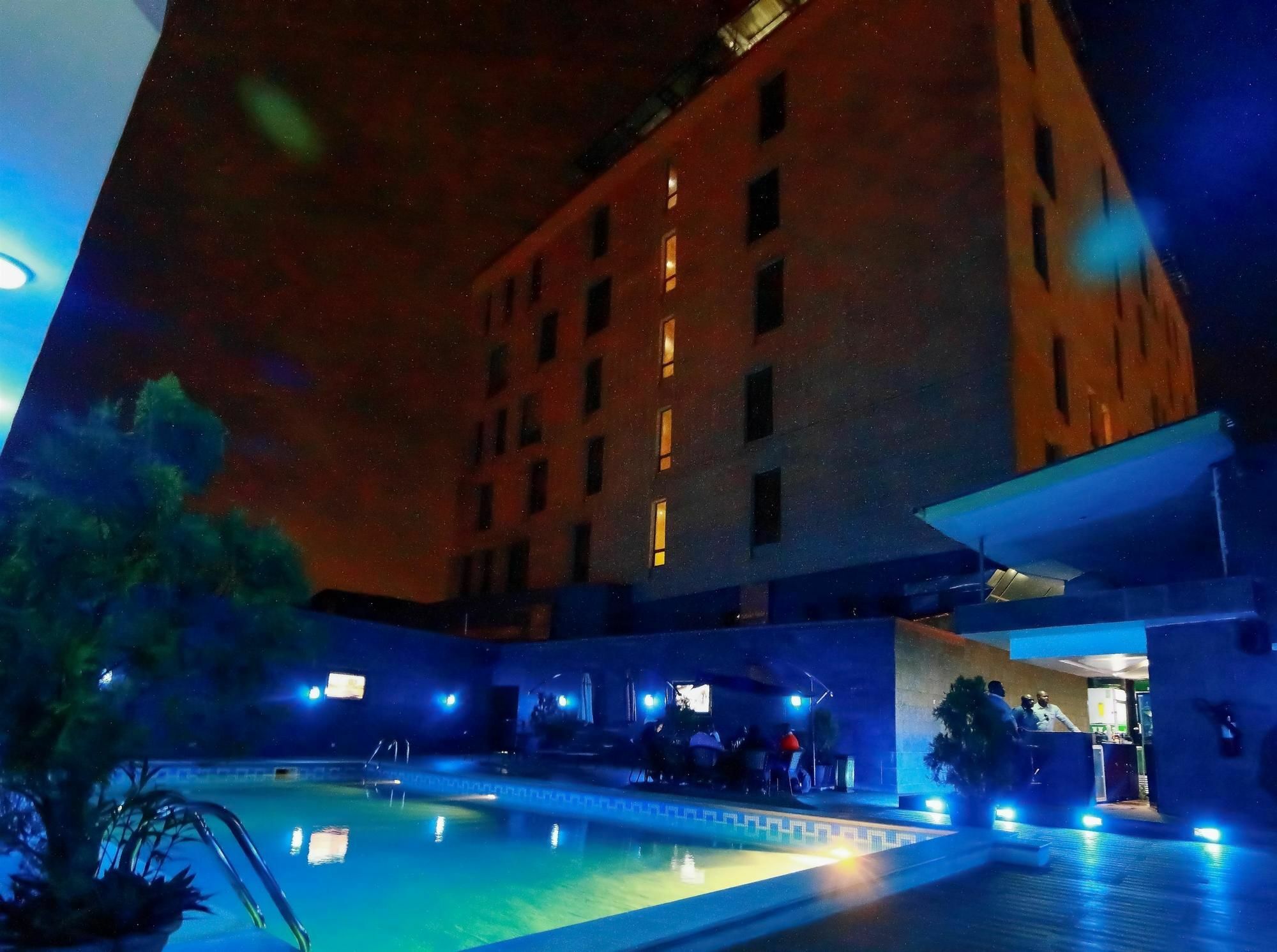 Golden Tulip Essential Lagos Airport Hotel Bagian luar foto